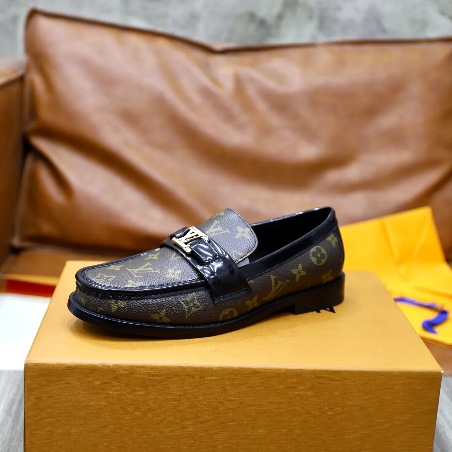Men's shoes 💰: 💰900LV Louis Vuitton slip-on loafers, top quality products produced in Dongguan, ready for sale! This LV Glove loafer is made of selected soft cowhide, with a slightly wrinkled leather surface and a very high-end texture. Each pair is unique. The leather surface is light and soft, with a fine texture and good luster. It is a classic loafer style, with exquisite handmade mark stitching on the toe, and a square toe configuration to highlight the classic style. The horizontal band has hot-printed LV three-dimensional letters, semi-solid handcrafts and a genuine leather outsole, and a rubber patch on the heel to create wear-resistant performance and comfort. One of the must-have loafers for men! Comes with full original packaging! Code number: 38-39-40-41-42-43-44 (38, 45, 46 customized) standard leather shoe code